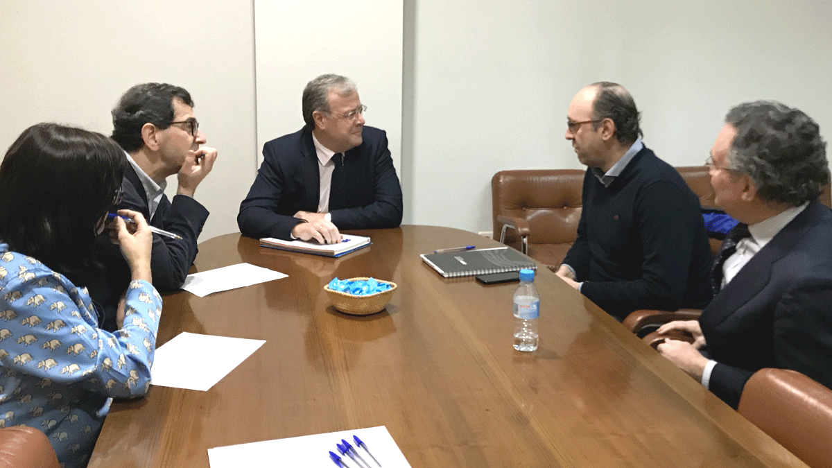 El senador Antonio Silván y demás representantes populares con Eliseo López, de Apical.