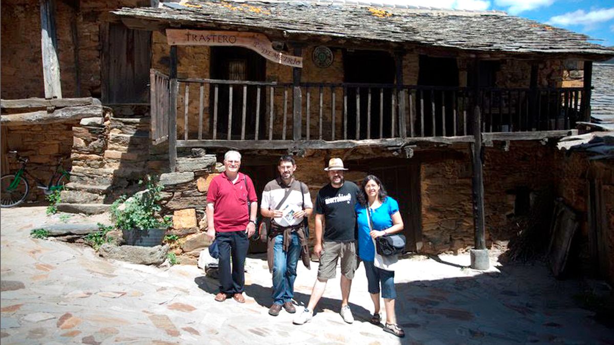 El padre Demetrio (izquierda) con el historiador Ricardo Chao y otros visitantes.