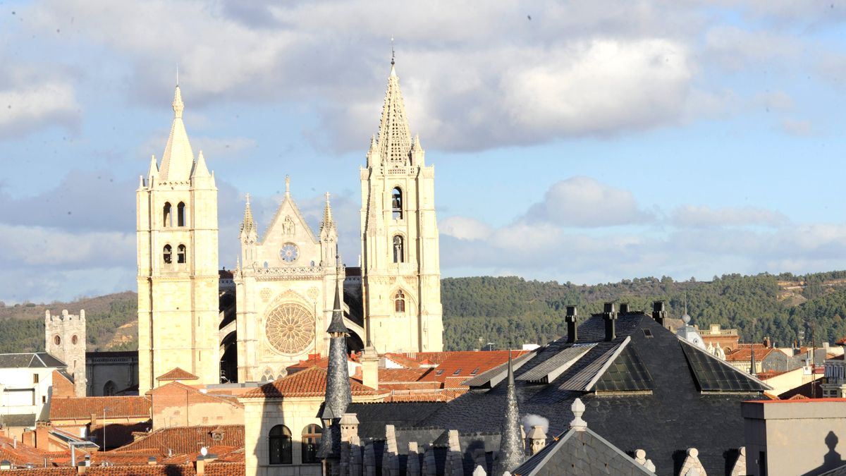 La Catedral de León es objeto de varios artículos en el último número de la revista Promonumenta.