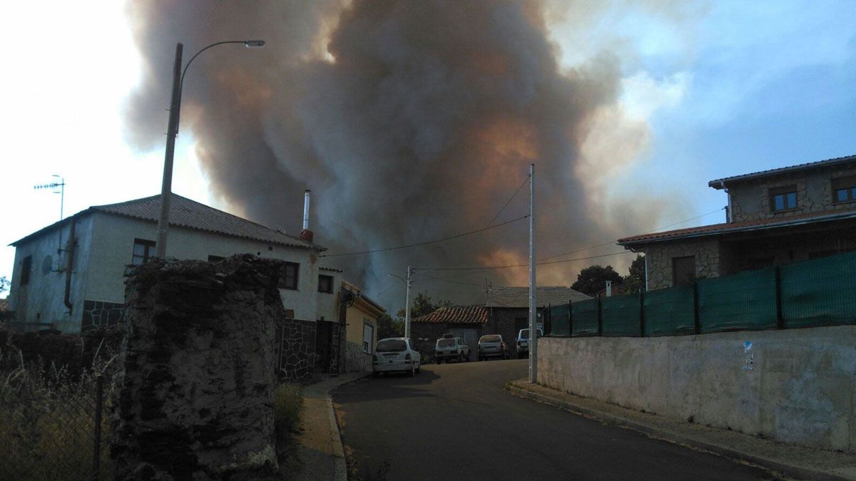 Columna de humo del incendio de Quintana del Castillo este lunes, cuando se originó.