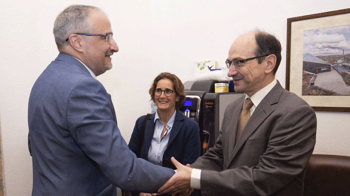 El candidato a rector, a la derecha, se reunió con el alcalde de Ponferrada antes de presentar su propuesta en el campus. | Ical El candidato a rector, a la derecha, se reunió con el alcalde de Ponferrada antes de presentar su propuesta en el campus. | Ical