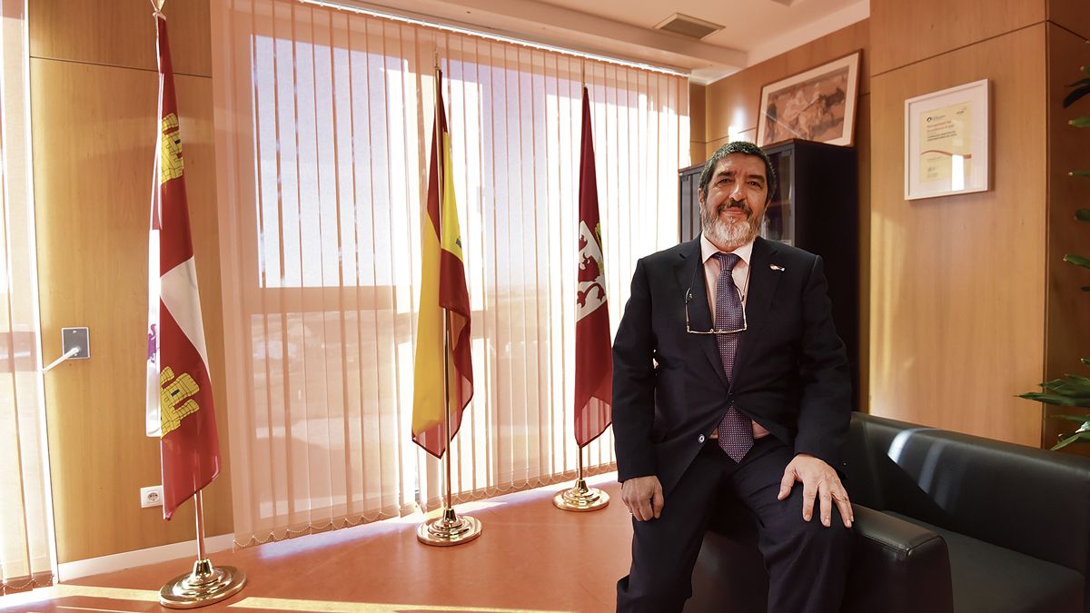 El gerente regional de Sacyl, Manuel Mitadiel. | SAÚL ARÉN