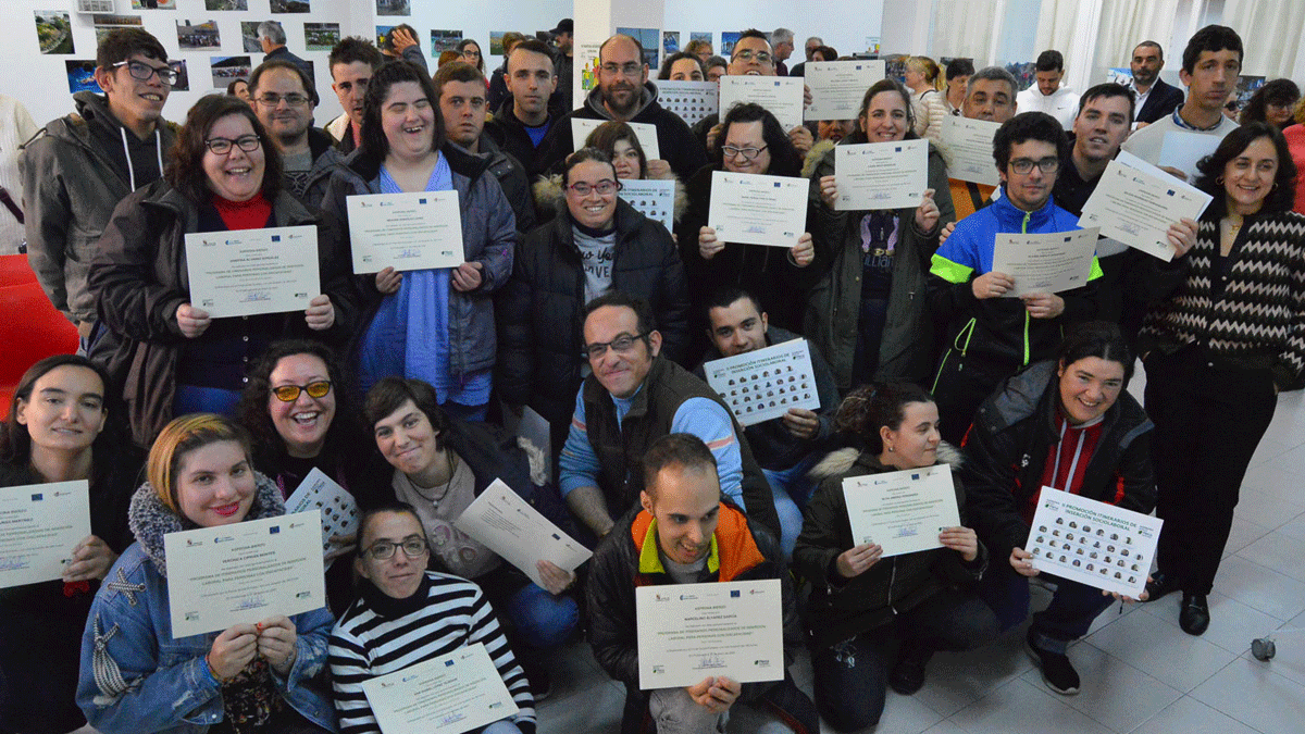 Los alumnos, con sus diplomas en el acto de entrega de este jueves. | L.N.C Los alumnos, con sus diplomas en el acto de entrega de este jueves. | L.N.C
