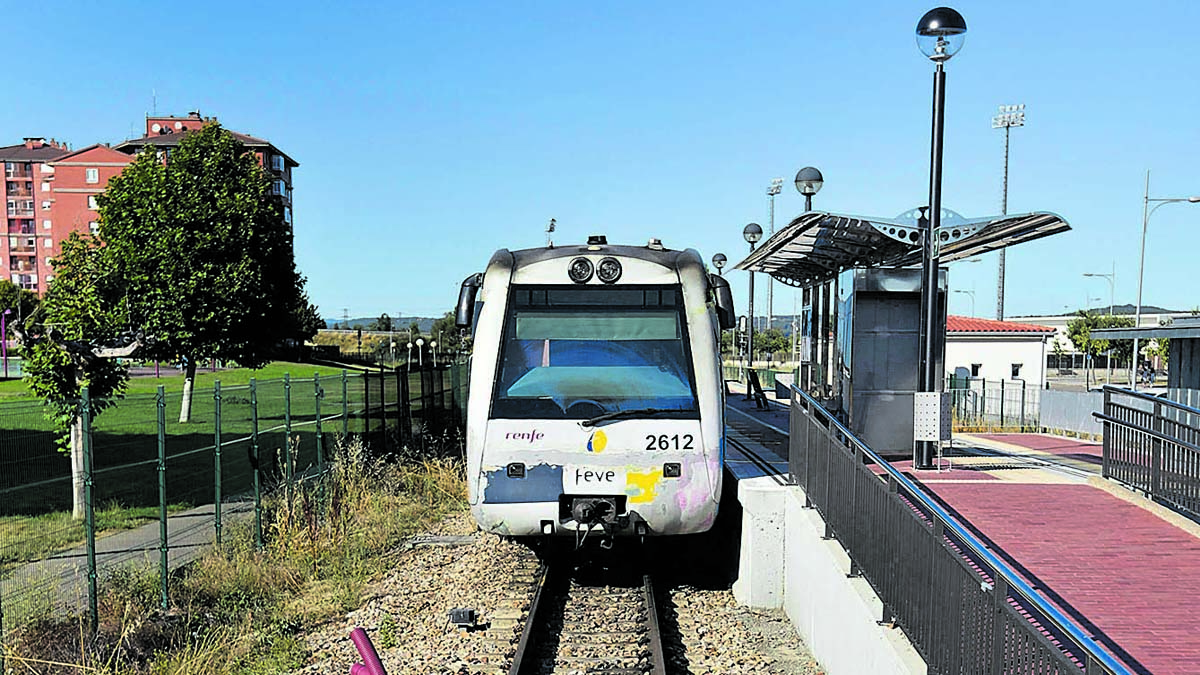 Imagen de un tren de Feve en el apeadero de la Asunción. | SAÚL ARÉN