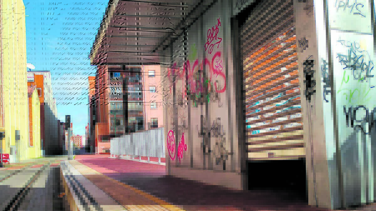 Pintadas en las nuevas marquesinas del tramo urbano de Feve. | L.N.C.