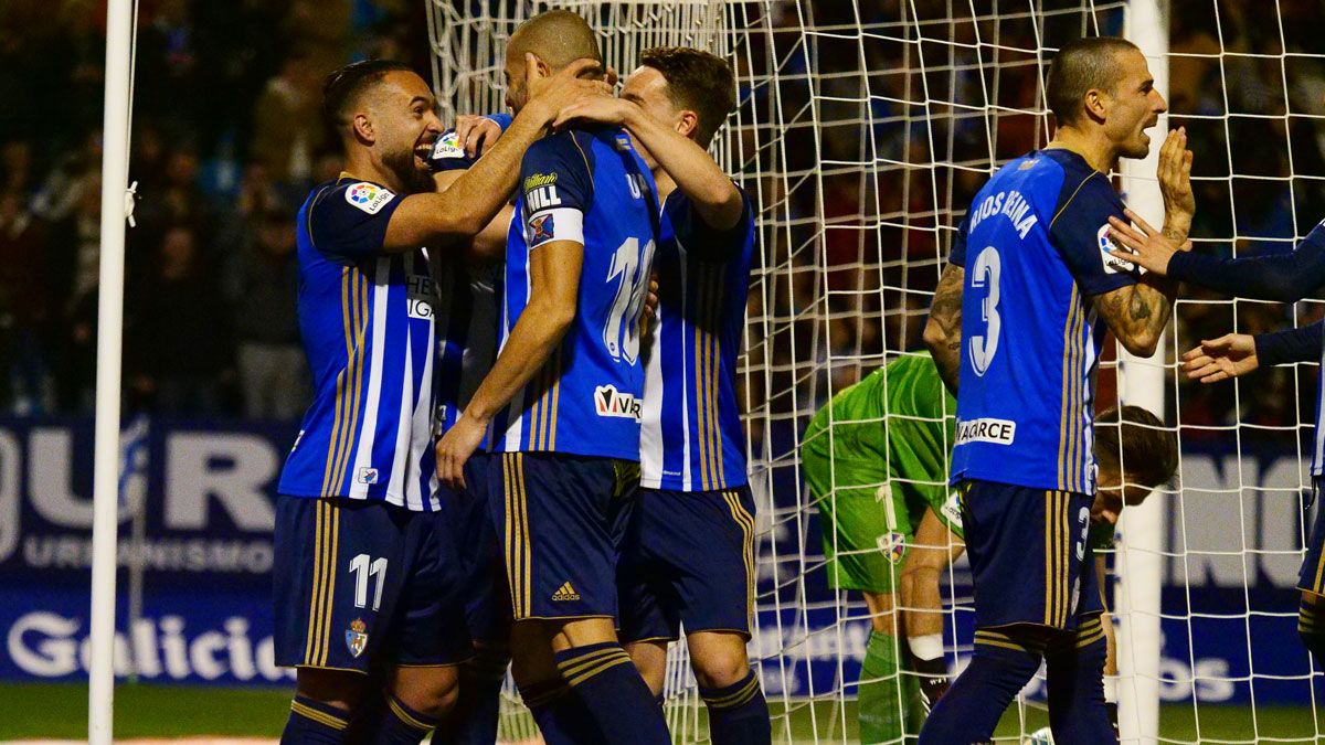 Los jugadores de la Ponferradina celebran un gol en el choque frente al Huesca en El Toralín. | FRANCISCO L. POZO