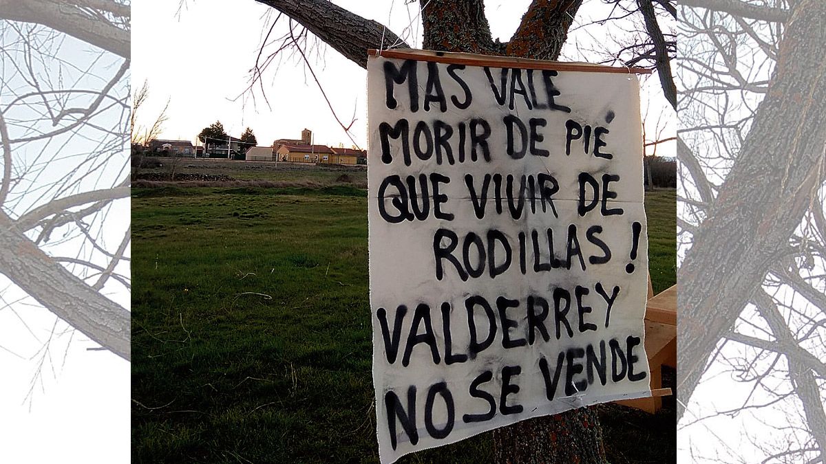 Han llenado el pueblo de pancartas y lazos amarillos en señal de protesta. | L.N.C.