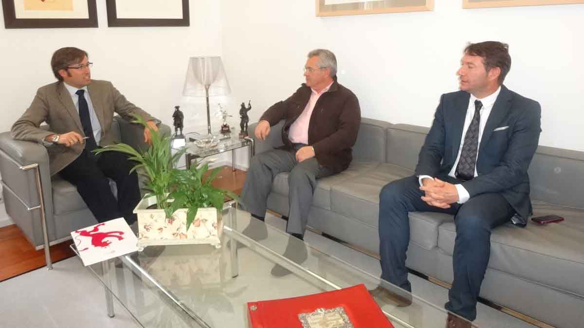 El presidente de la Diputación y el diputado del área, con el alcalde de Santa Colomba.