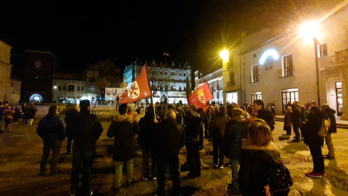 La concentración de este jueves en la plaza de San Marcelo. | L.N.C. La concentración de este jueves en la plaza de San Marcelo. | L.N.C.