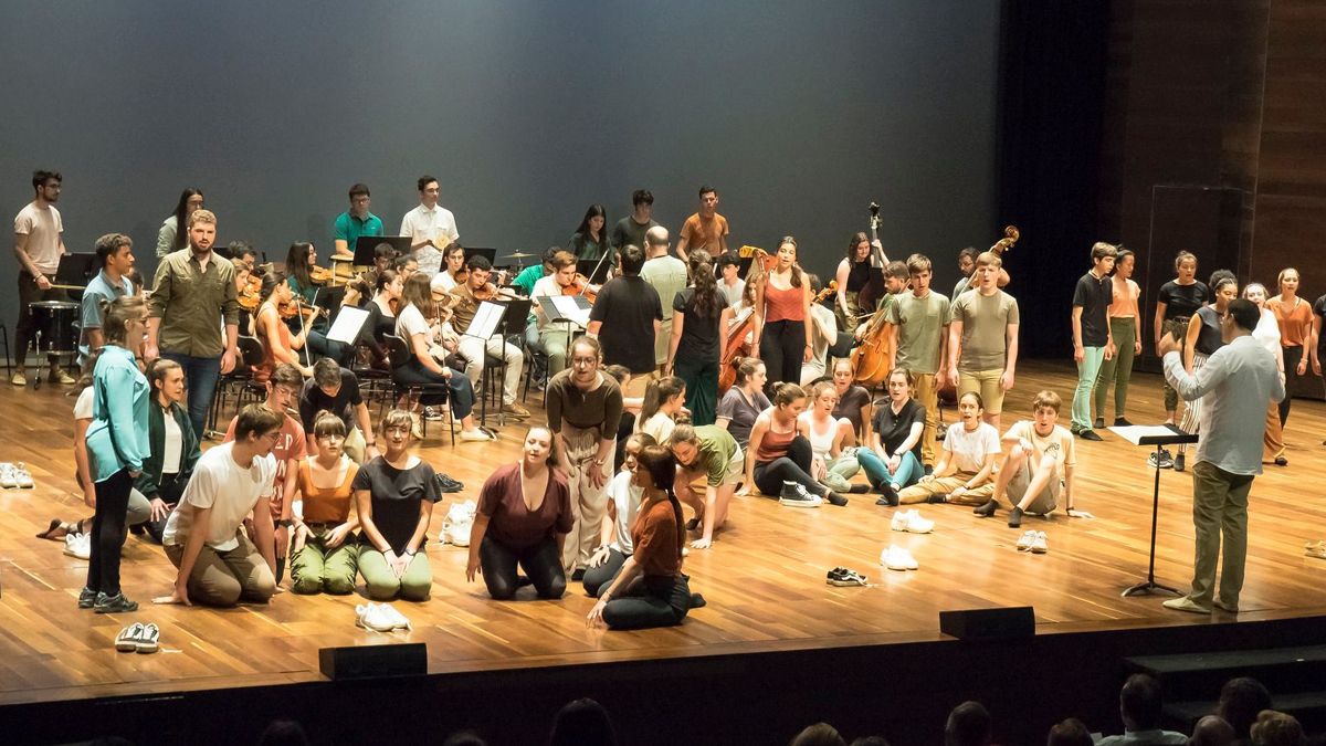 Un momento de los ensayos en el Auditorio de León. | JULIÁN FERNÁNDEZ MARTÍN