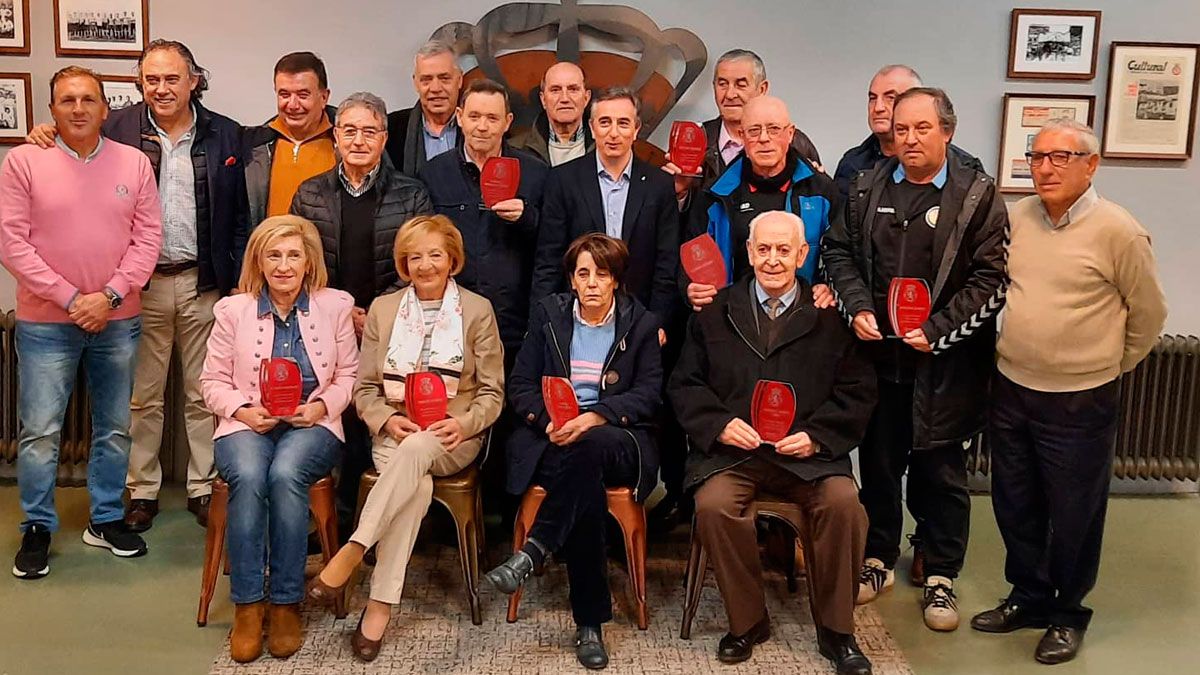 Foto de familia de los premiados en el acto llevado a cabo ayer por la Cultural. | CYD