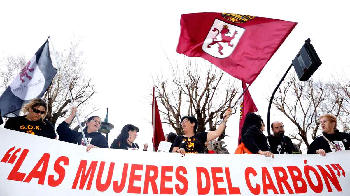Los trabajadores de la Hullera Vasco Leonesa se concentran frente a la sede del PP de la capital leonesa.
