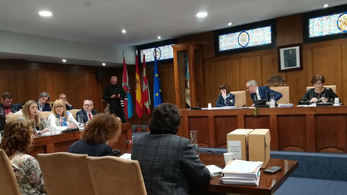 Momentos del pleno en el que se aprobaron las cuentas. | D.M.