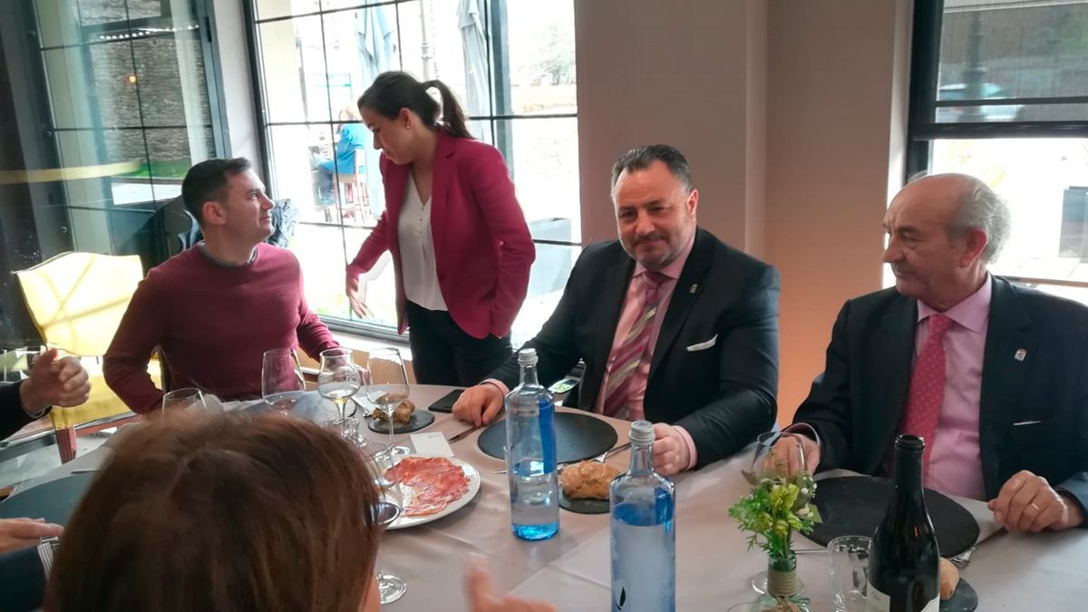 Algunas autoridades asistentes a la comida de la Asociación de Bercianos en León.