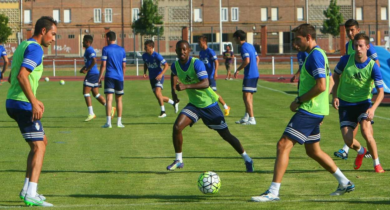 Primer entrenamiento de la temporada 2015/16 de la Ponferradina. | César Sánchez