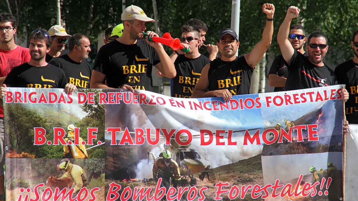 Efectivos de las Brif realizando labores de extinción en el incendio de Quintana del Castillo. | DANIEL MARTÍN