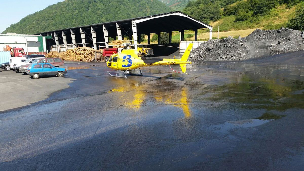 Un helicóptero traslada material para las labores de rescate del minero leonés fallecido en una explotación asturiana. | ICAL