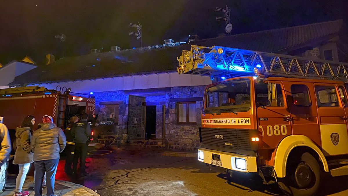 Una imagen del incendio de Burón. | BOMBEROS AYUNTAMIENTO DE LEÓN