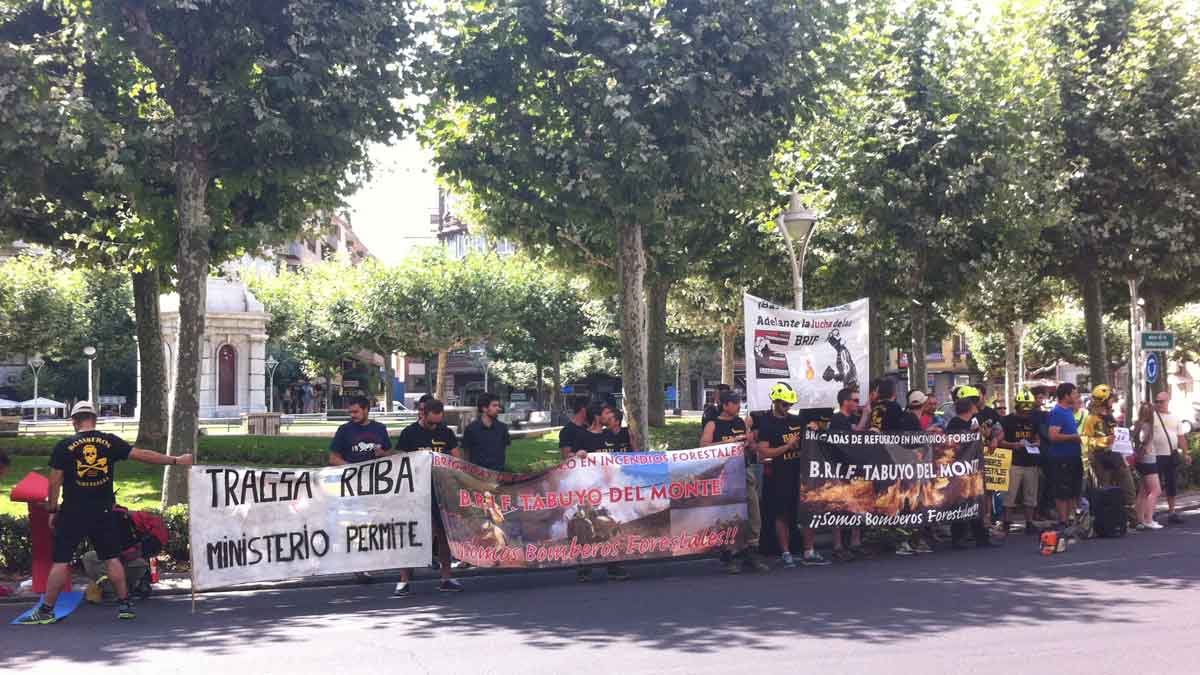 Alrededor de medio centenar de trabajadores de las Brif de Tabuyo del Monte se concentraron ante la subdelegación.