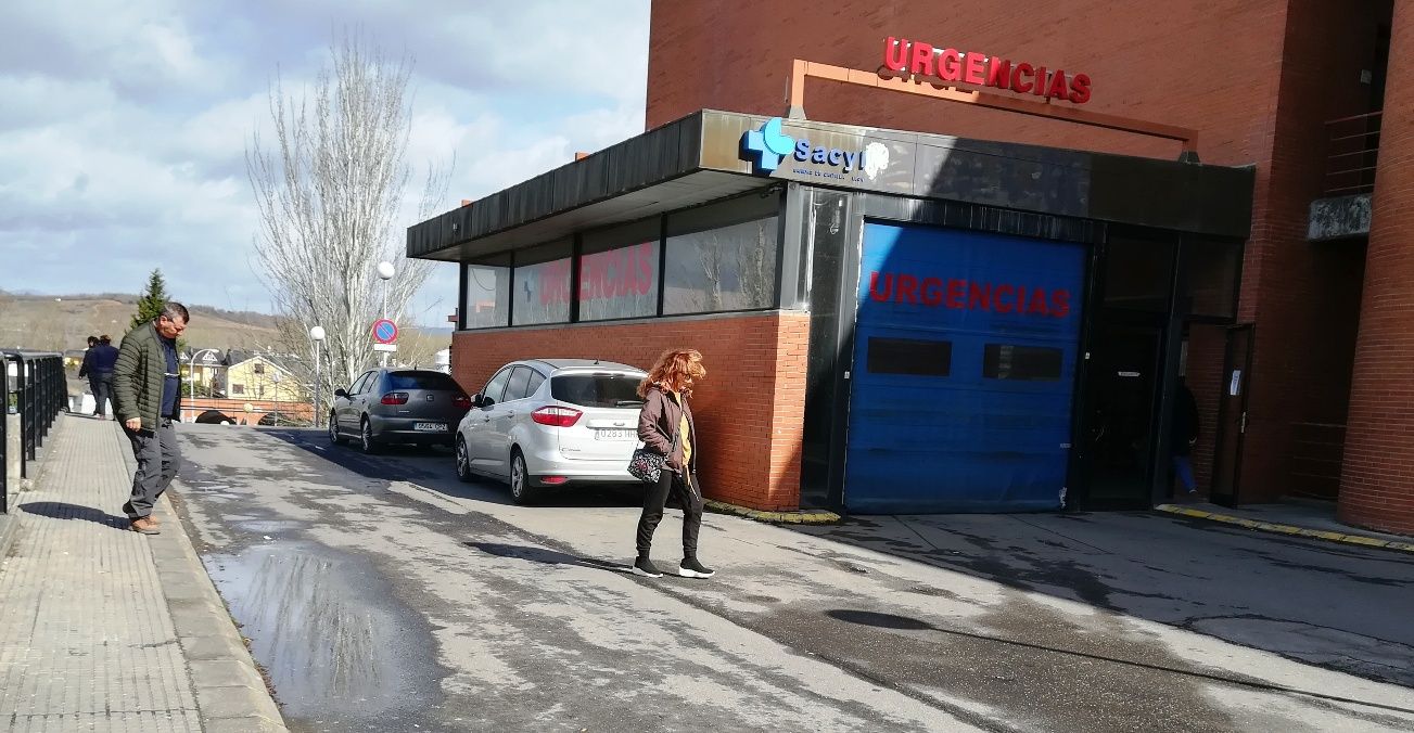 El entorno del Hospital estaba en situación tranquila este domingo, pero  hay trabajadores muy preocupados. | D.M.