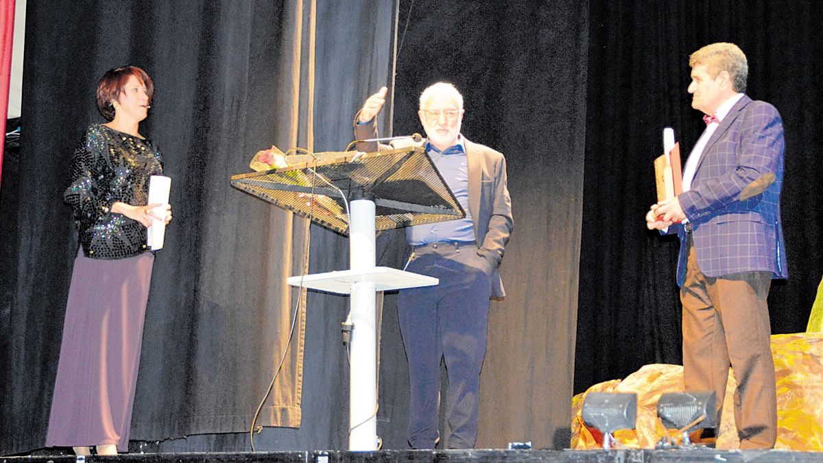 El montañero leonés Isidoro Rodríguez Cubillas en sus palabras de agradecimiento por el premio nacional de literatura de Montaña Cuentamontes.