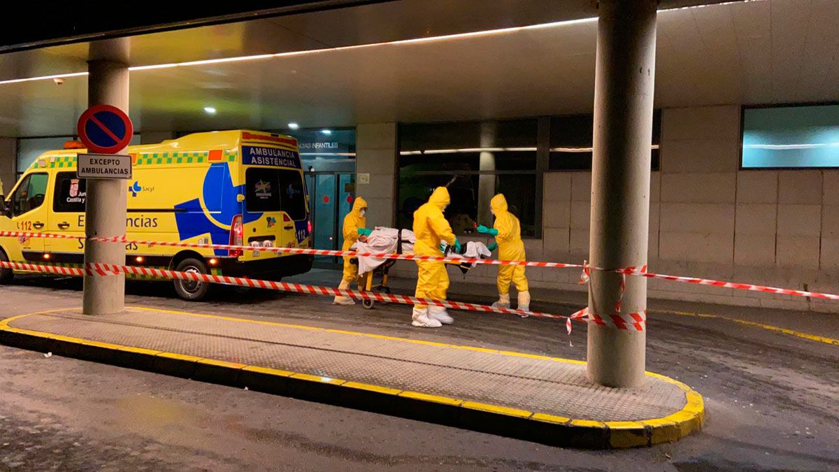 La ambulancia con el paciente infectado de coronavirus llegó a León durante la noche de este domingo.