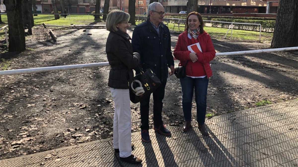 Un momento de la visita de las ediles 'populares' al Polígono 58. | L.N.C. Un momento de la visita de las ediles 'populares' al Polígono 58. | L.N.C.
