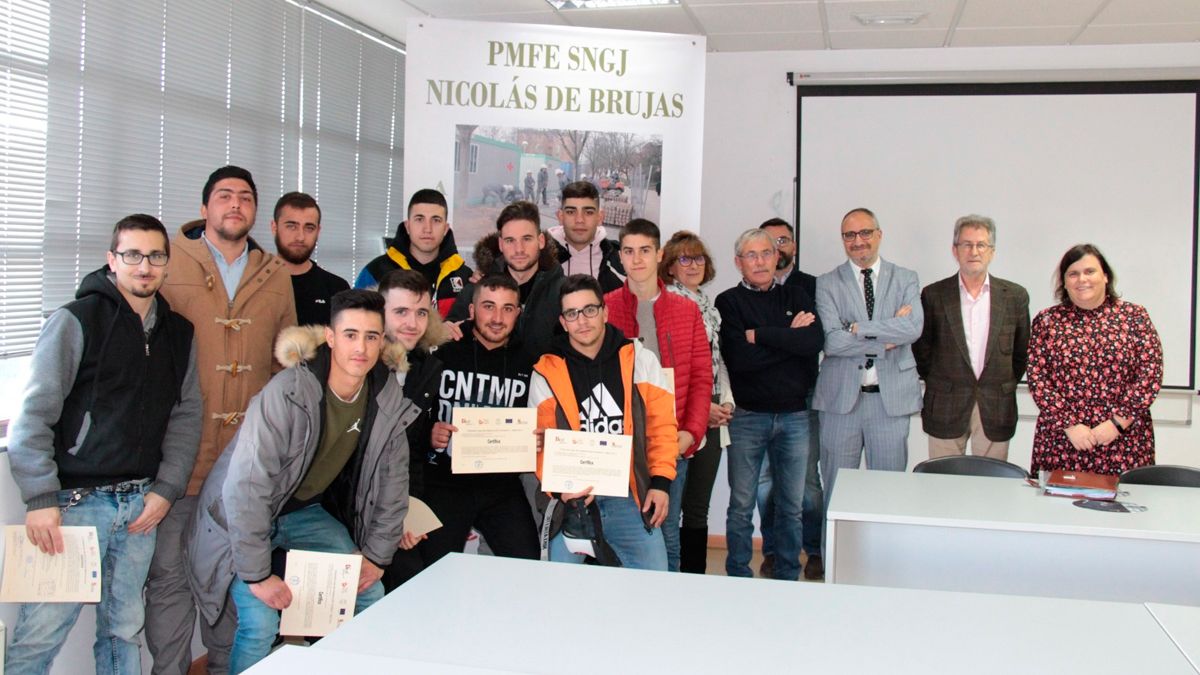 Alumnos de Ponferrada recogiendo sus diplomas correspondientes.