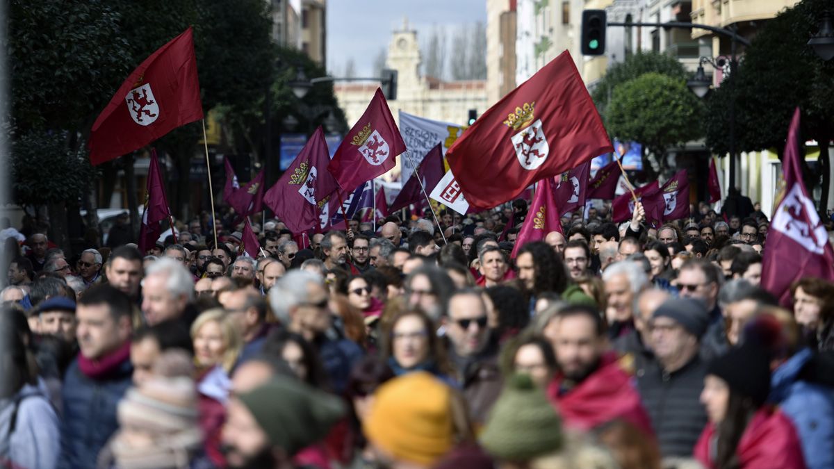 Imagen de la multitudinaria manifestación que recorrió las calles el centro de la capital leonesa el pasado 16 de febrero. | SAÚL ARÉN