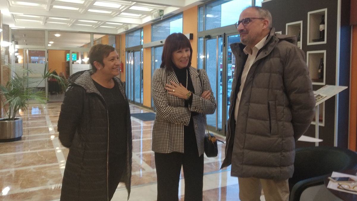 Micaela Navarro al lado de su compañera senadora Carmen Morán y del alcalde de Ponferrada. | M.I.