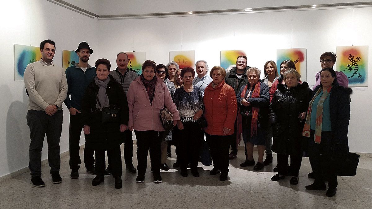 El artista y corporación municipal con las alumnas de Educación de Adultos. | L.N.C.