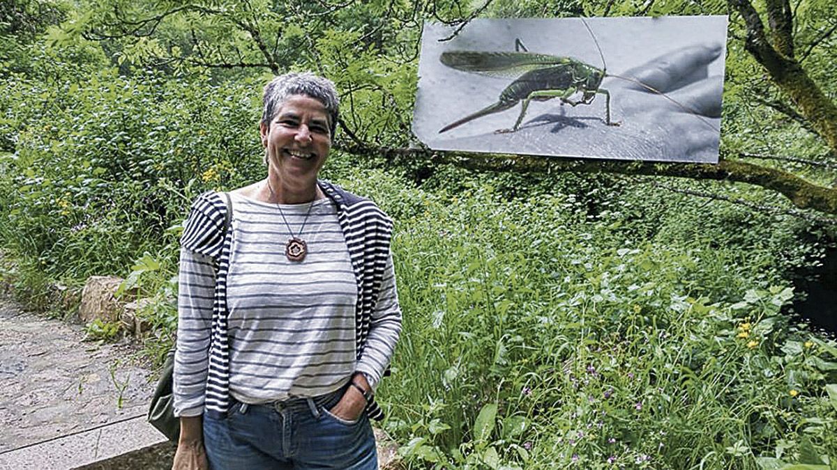 Ana María Loreto ante su obra en 'Arte y Naturaleza' (2018). | L.N.C.
