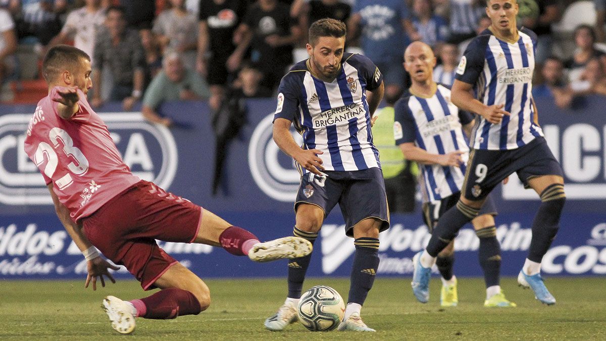 Nacho Gil evita la entrada de un defensor en el partido ante el Tenerife de la primera vuelta. | IRINA R.H.