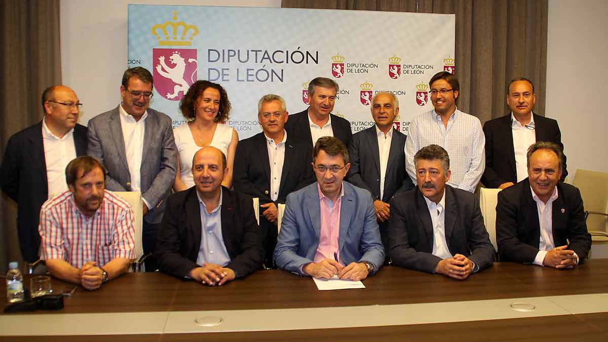 El equipo de gobierno de la Diputación de León, con Juan Martínez Majo al frente. | ICAL