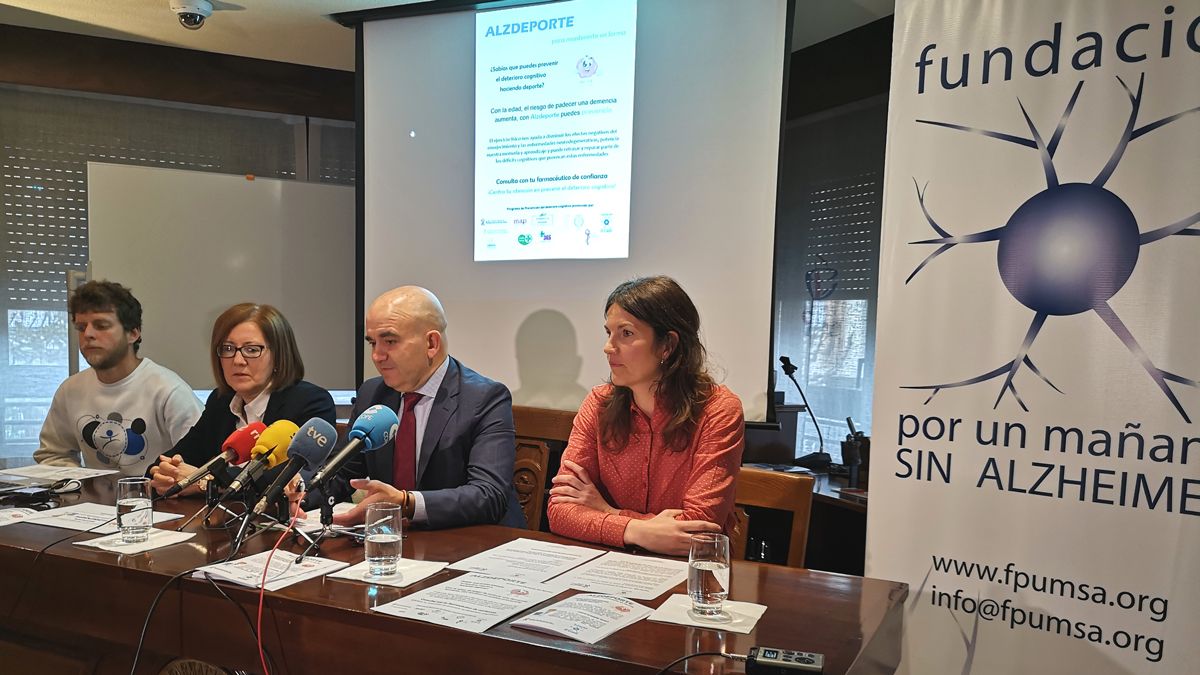 Jesús Martínez, Regina Granja, Javier Herradón y Cristina Ruiz, este martes en el el Colegio de Farmacéuticos de León. | L.N.C.