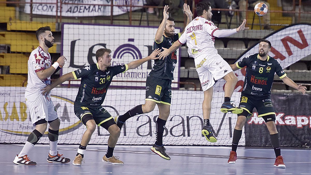 Kisselev, a la izquierda con el dorsal 35, defendiendo en el centro del 6-0 durante el choque con el Nava en León. | SAÚL ARÉN Kisselev, a la izquierda con el dorsal 35, defendiendo en el centro del 6-0 durante el choque con el Nava en León. | SAÚL ARÉN