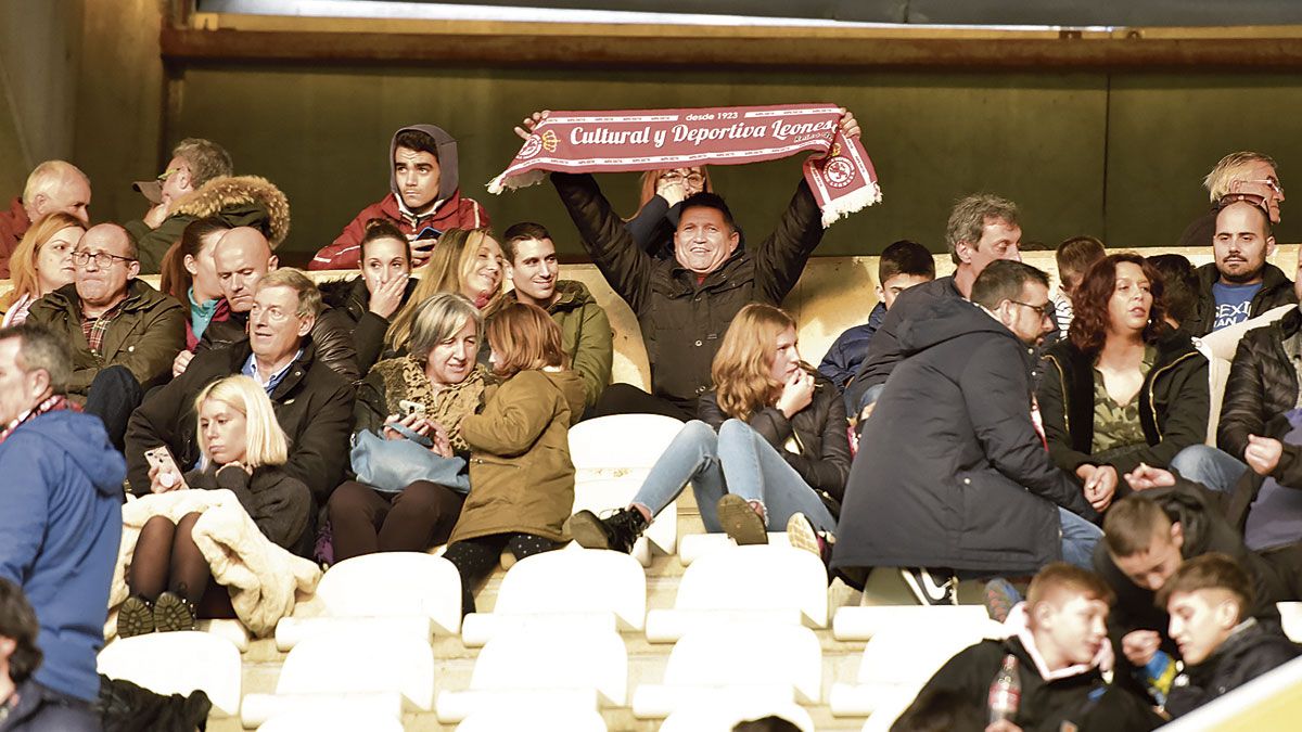 Los aficionados de la Cultural, durante el último partido frente al Izarra. | SAÚL ARÉN