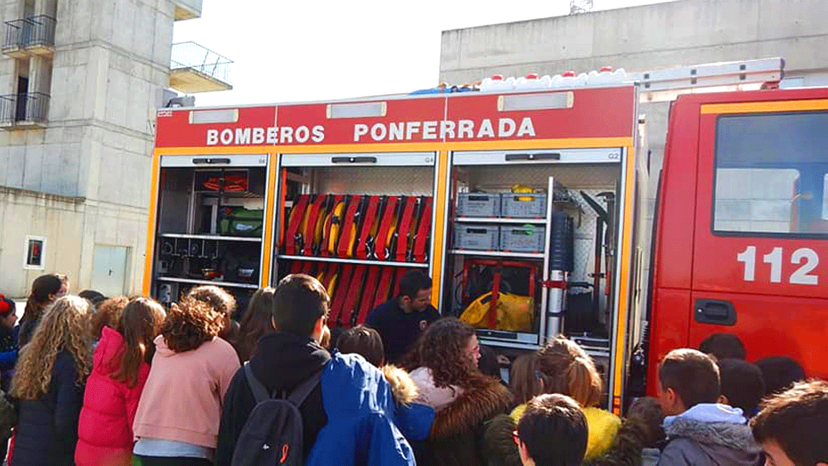 Imagen de los bomberos de Ponferrada, en una visita escolar a sus instalaciones. |  SPEIS Ponferrada