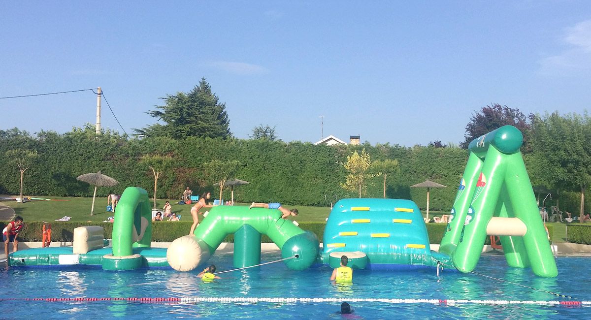 La pista americana de 15 metros de longitud instalada en las piscinas municipales de Cuadros.