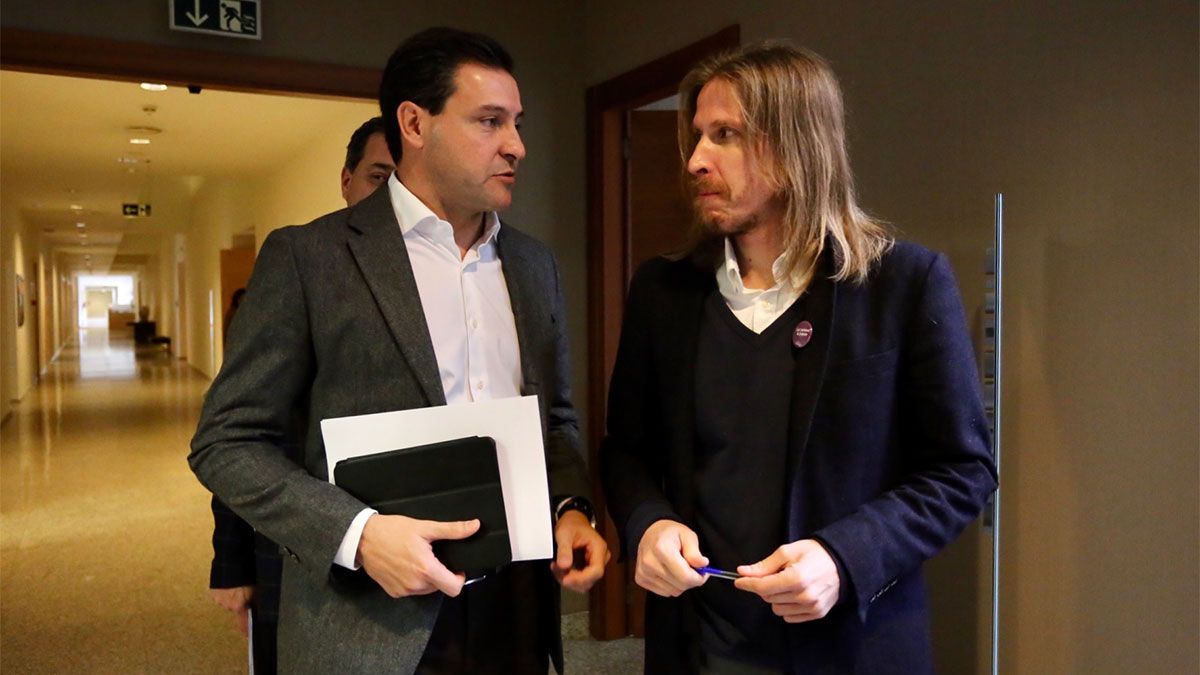 Raúl de la Hoz (izquierda) junto a Pablo Fernández, en una imagen de archivo tras una reunión de los portavoces. | ICAL