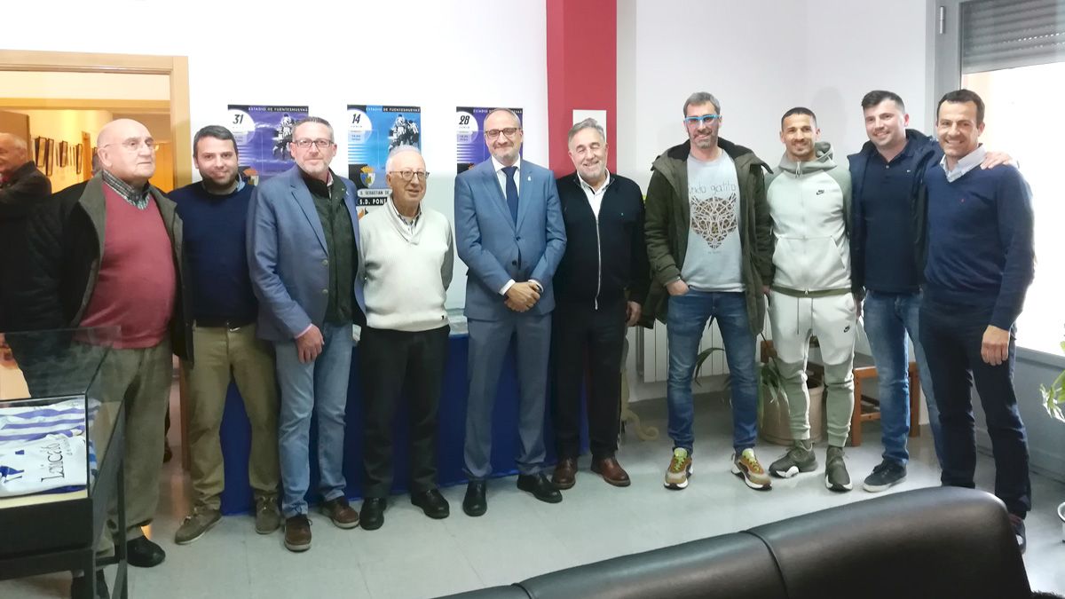 Representantes del club y del Ayuntamiento, en la inauguración de la exposición. | D.M.