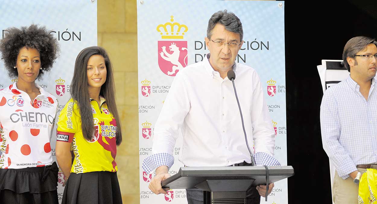 El presidente de la Diputación, Juan Martínez Majo, durante la presentación de la Vuelta en la Diputación. | DANIEL MARTIN