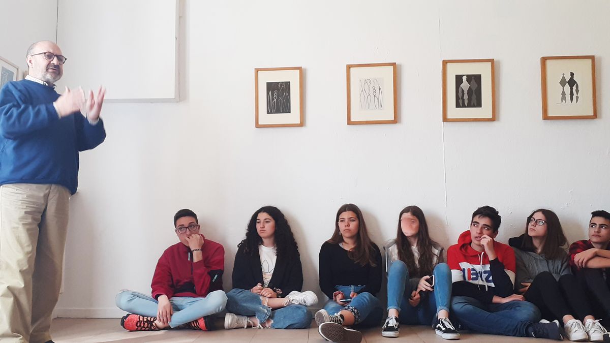 El artista Esteban Tranche con alumnos del ColegioMaristas en la Galería Didáctica del centro.