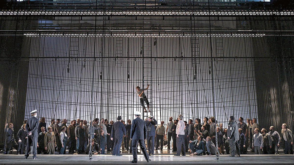 Imagen del espectacular montaje de 'Billy Budd', de Britten, en el Teatro Real que este jueves se exhibe en Cines Van Gogh. | L.N.C.