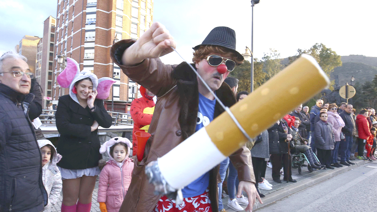 El grupo 'Clown Colillas', en su espectáculo de concienciación ambiental en el desfile de Carnaval. | C.S. (Ical)