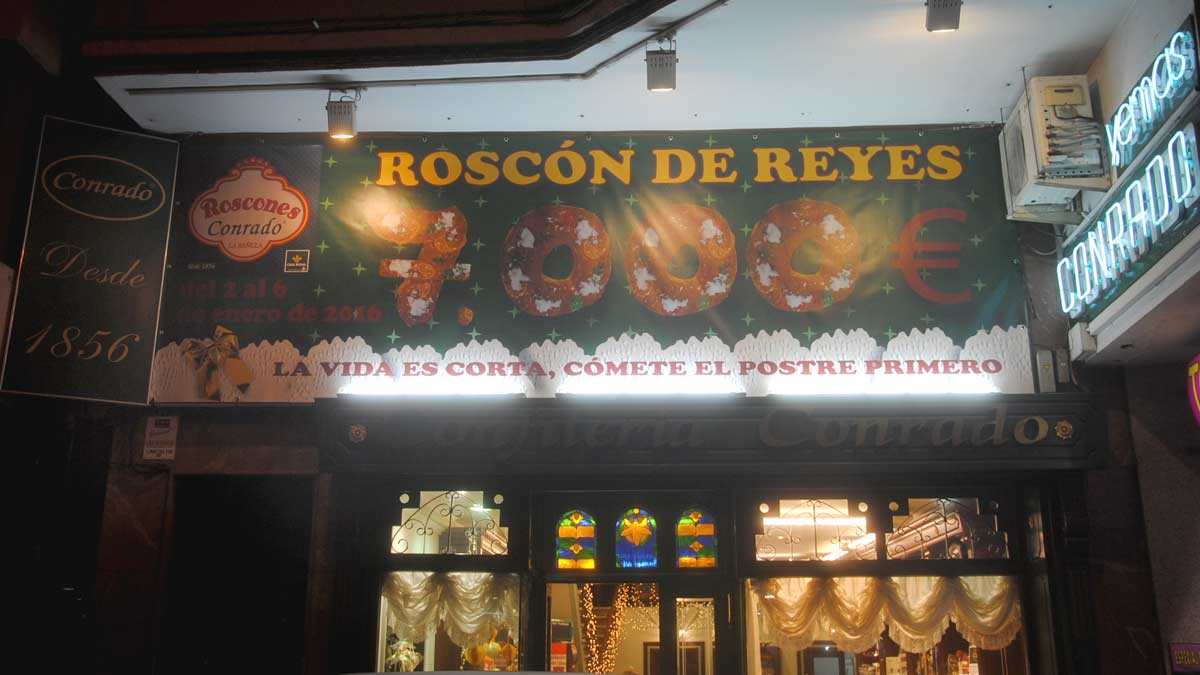 Sergio González y Dionisio Méndez posan con tres roscones de Reyes. | ABAJO