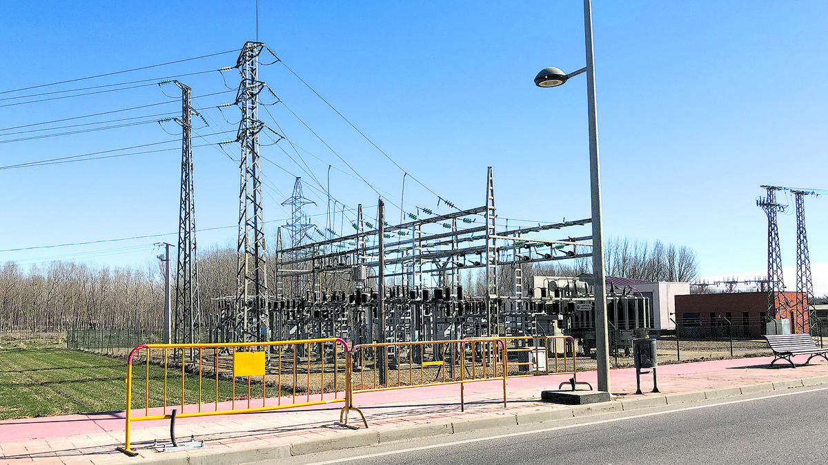 Uno de los radares instalados en el casco urbano de La Bañeza. | ABAJO