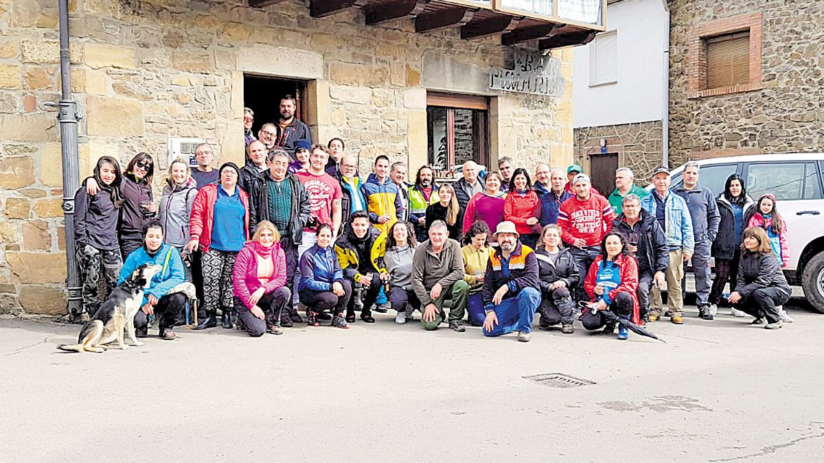 Foto de grupo tras la intensa jornada de trabajo para limpiar el cauce del río Cea. | L.N.C.