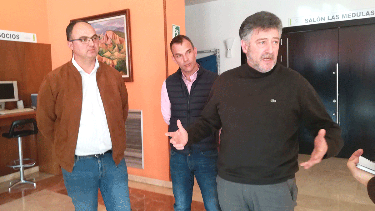 Óscar Áncares, alcalde de Degaña (PSOE), Roberto Fernández, de Palacios, (PP) y Ángel Calvo, de Páramo (PP). | D.M. Óscar Áncares, alcalde de Degaña (PSOE), Roberto Fernández, de Palacios, (PP) y Ángel Calvo, de Páramo (PP). | D.M.