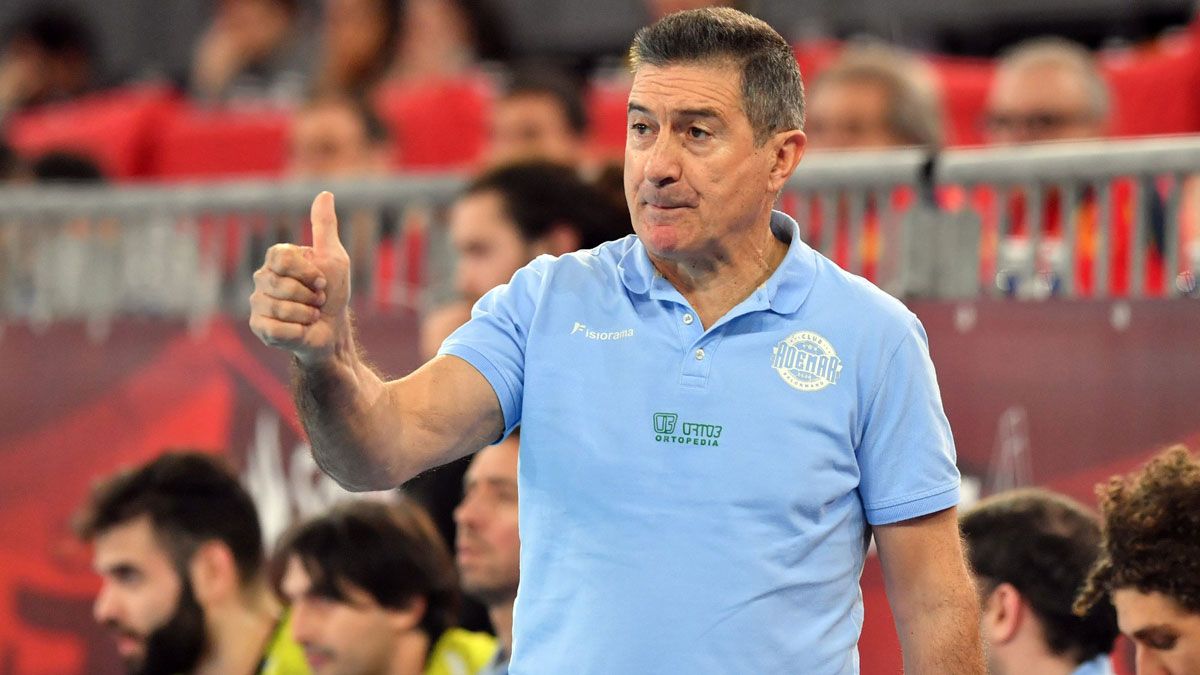 Manolo Cadenas durante el partido de ayer en Madrid. | A. BERMEJO